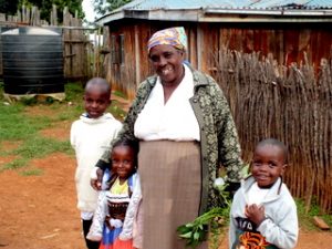 Cécilia Mwangi leader du "Kite Women Group "du village de Kite avec ses petits enfants